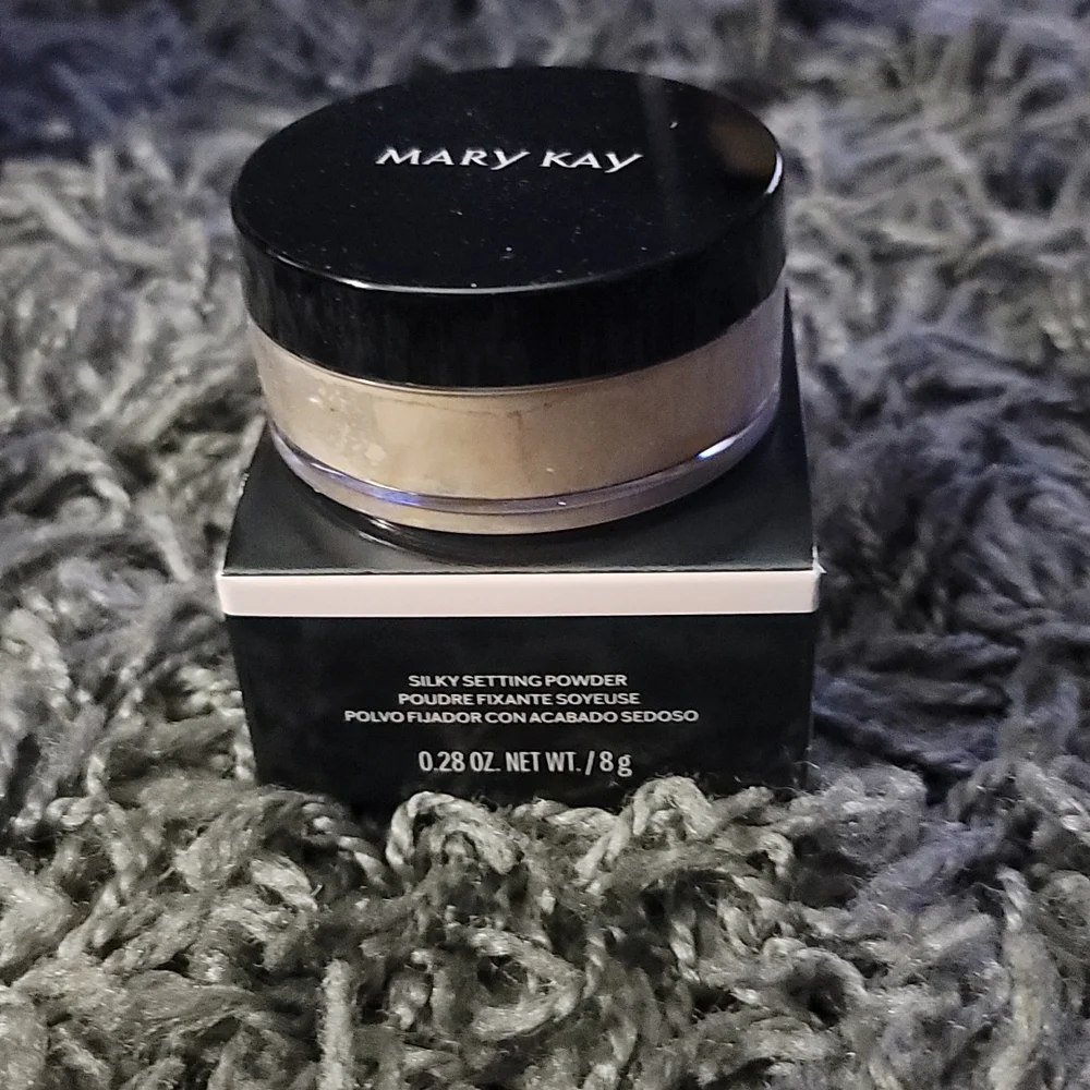 💗NIB Mary Kay Silky Setting Powder: Light - Medium Ivory💗